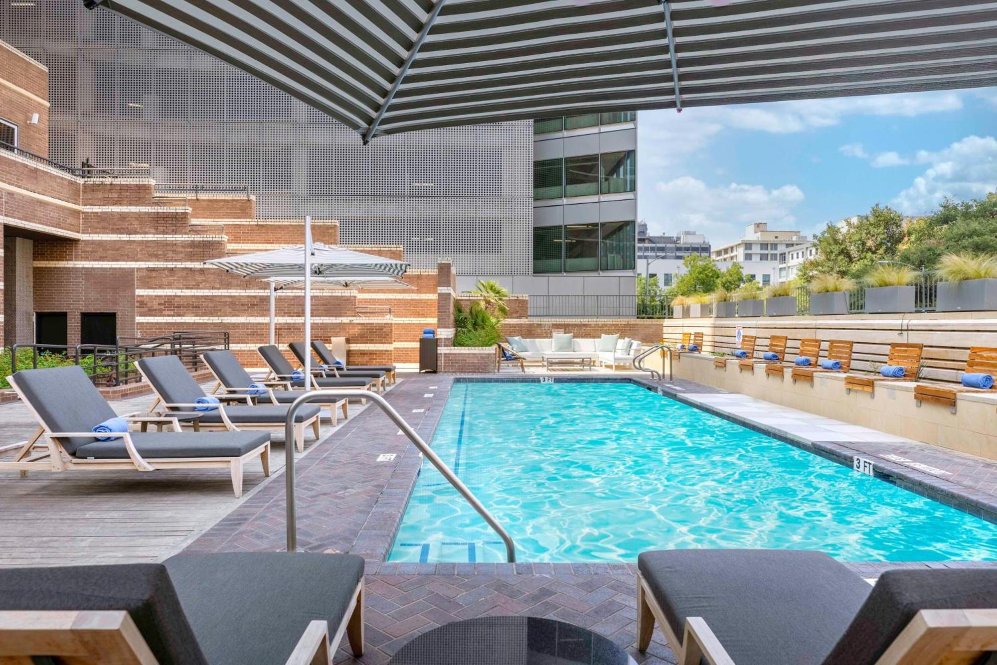 Doubletree Suites By Hilton Austin Downtown Capitol Bagian luar foto